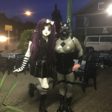 Yuki und Katzentatze auf der Gummi-Gelüste-Party